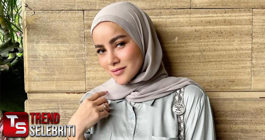 Olla Ramlan Memancarkan Kecantikan dan Kedalaman Berhijab