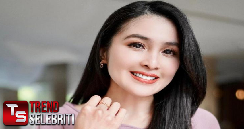 Sandra Dewi Beli Pohon Natal Impor Tak Mau Bicara Harga.