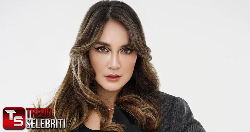 Luna Maya Selebriti Indonesia dan ARMY Penggemar BTS